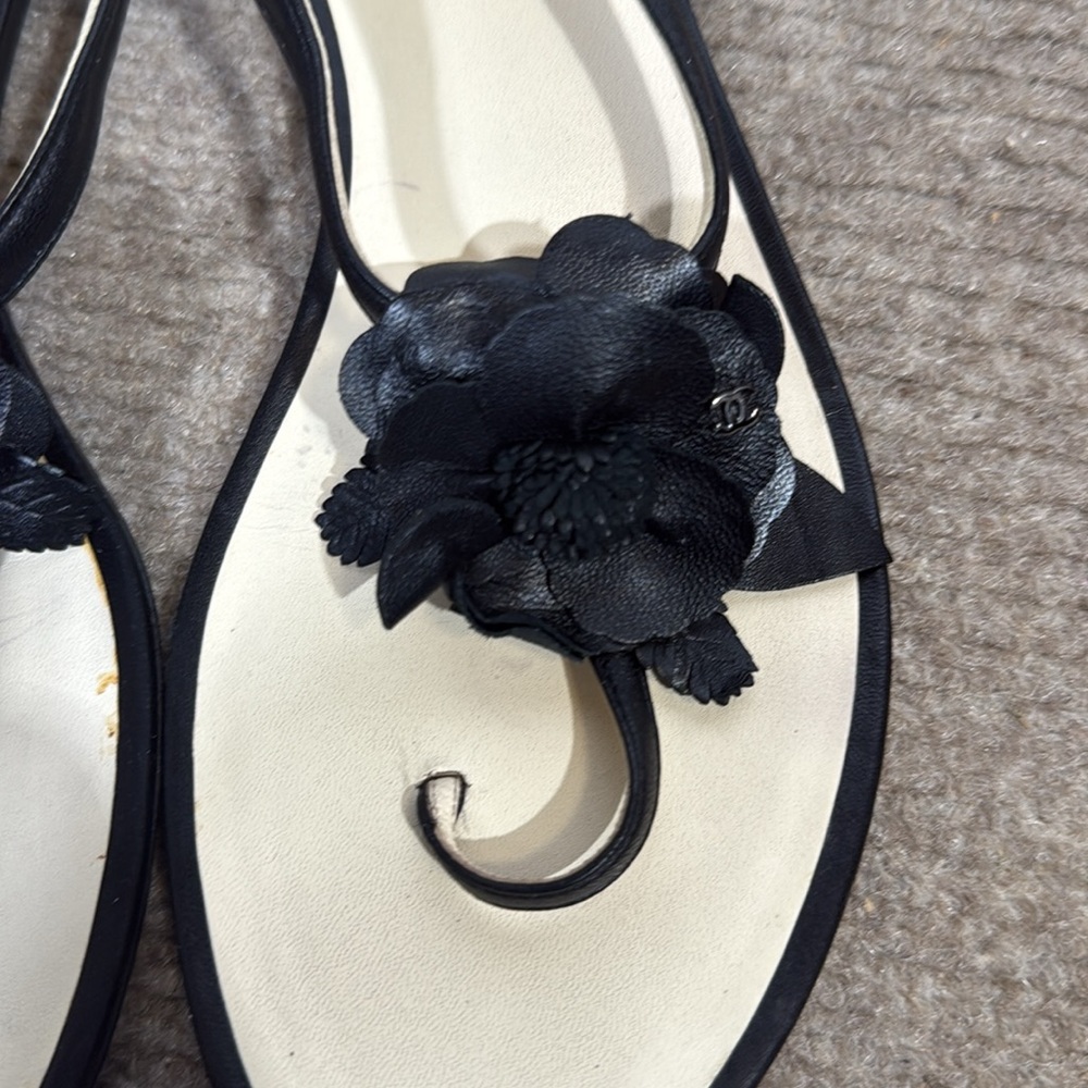 CHANEL Black Floral Slingback Sandals with Beige Footbed - Picture 3 of 7